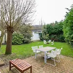 Beautiful Bungalow With Garden